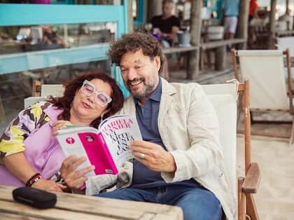 El arte está en casa es una obra muy ilustrada que plasma la relación de las mujeres y el arte en pandemia (en la foto, junto a su amigo, el galerista Fernando Entin)