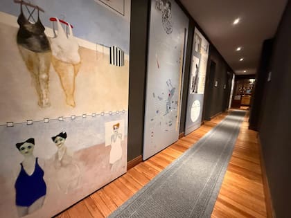 El arte está presente en los pasillos de La Vieja Hostería