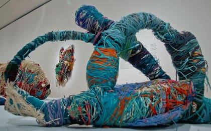 El arte marginal se define, a grandes rasgos, como arte realizado sin intencionalidad, con un toque ingenuo o producido por personas sin formación artística.