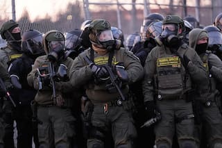 La norma poco conocida, usada por el ICE, para detener a migrantes y ciudadanos estadounidenses