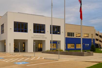 El artículo 527 de la Ley de Asignaciones Consolidadas de 2024 garantiza que el ICE no podrá impedir la entrada de legisladores federales ni de su personal a los centros de detención bajo supervisión federal