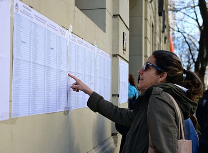 El artículo 71 del Código Electoral Nacional regula la publicación de estas proyecciones