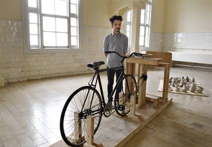 El artista Aizicovich en su bicicleta para hacer alfarería