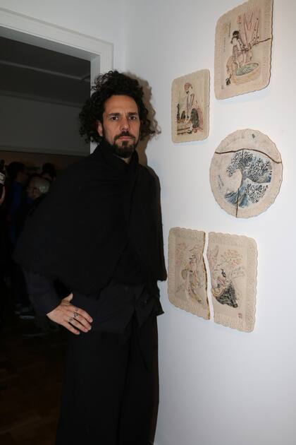 El artista Alejandro Somaschini junto a su obra