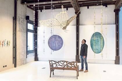 El artista Andrés Paredes en la sala de Calvaresi donde muestra a sus últimas creaciones