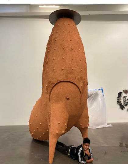 El artista argentino con su "Mamá luchona" en la reciente New Museum Triennal de Nueva York,