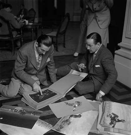 El artista argentino Florencio Molina Campos visita Río de Janeiro para discutir sobre las pinturas con Walt Disney