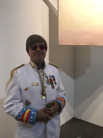El artista Benito Laren, que esta semana inaugurará una muestra en Casa Faena, con obras de Sol Pochat exhibidas por la galería Hilo