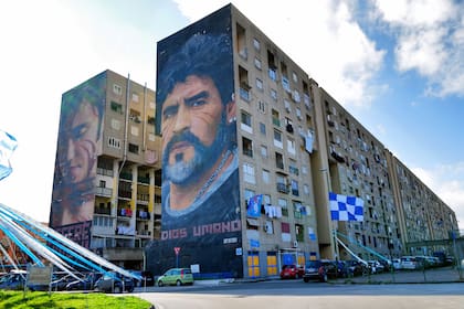 El artista callejero italiano conocido como Jorit pintó este retrato de Maradona en el barrio San Giovanni a Teduccio, en 2017
