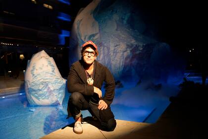 El artista Carlos Betancourt, de Puerto Rico, posa con su instalación de arte titulada "What Lies Beneath: Tipping Point", flotando en la piscina del Hotel Faena durante la Miami Art Week.
La pieza, encargada por ReefLine, está destinada a reflexionar sobre la crisis climática, la longevidad de los icebergs y el aumento del nivel del mar. Miami Art Week es un evento anual centrado en la feria Art Basel Miami Beach.