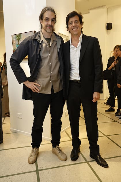 El artista Carlos Huffmann y Ramiro López Larroy, de la Fundación Policía Federal Argentina