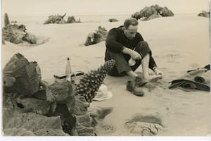 El artista chileno Nemesio Antúnez, en Chiloé