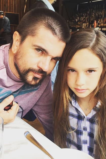 El artista colombiano con su hija de pequeña. En octubre, llega a la Argentina con su nueva gira, "Juanes Latam Tour 2025"