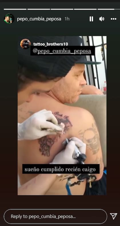 El artista compartió la imagen del tatuaje que le hicieron en su casa