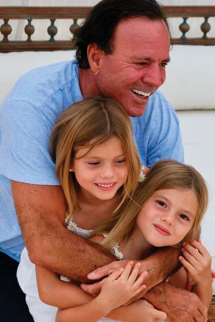 El artista con sus gemelas Victoria y Cristina cuando eran más chicas.