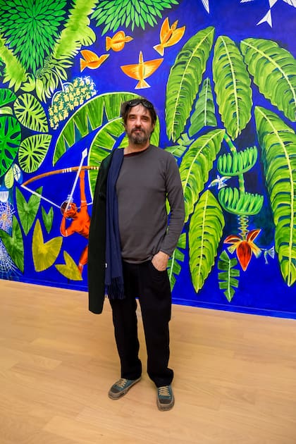 El artista Damián Crubellati frente al mural de Florencia Böhtlingk