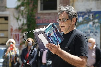 El artista Daniel García lee un poema de la escritora Gilda Di Crosta, que falleció en 2019