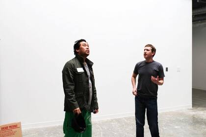 El artista David Choe junto a Mark Zuckerberg, antes de iniciar sus grafitis