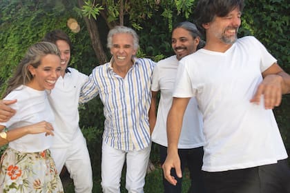 El artista divirtiéndose con sus cuatro hijos.