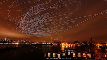 El artista Duke Riley realizó el espectáculo lumínico en Brookyn