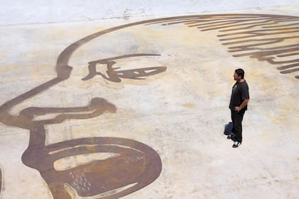 El artista, durante el proceso de diseño y construcción del mural de la 9 de Julio en 2011