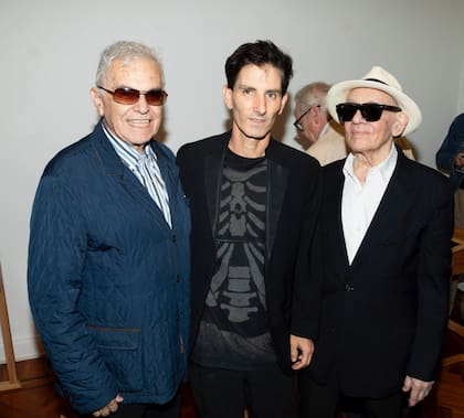 El artista Edgardo Giménez, el coleccionista Miguel Larreta y Alfredo Arias