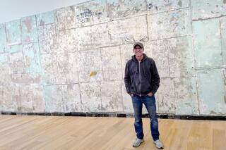 Con las paredes manchadas de su taller, un artista creó un enorme mural que sorprendió en la Bienal de Venecia