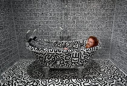 El artista en su baño totalmente dibujado