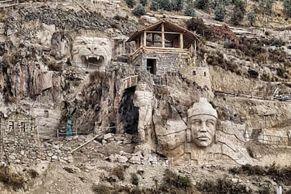 El artista esculpió una serie de antiguos dioses, espíritus y mitos andinos en la cara de una montaña al norte de la antigua ciudad turística de Cusco