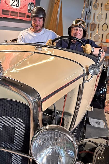 El artista español Manu Campa y el hijo de Juan Manuel Fangio, Rubén Fangio, posan en un Ford A de carrera