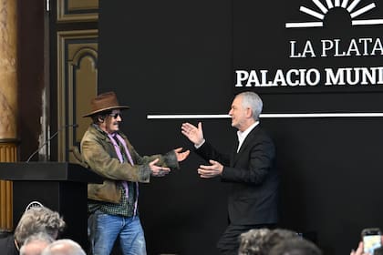 El artista estadounidense Johnny Depp fue distinguido por la Municipalidad de La Plata. En la foto, el artista junto al intendente Julio Alak
