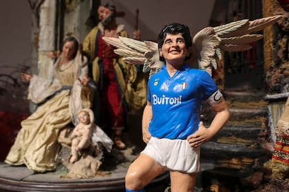 El artista Gennaro Di Virgilio realizó una escultura de Diego Maradona con alas, en Nápoles.