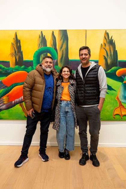 El artista Hernán Marina, Melina Ojagnan y Rodrigo Cadenas, de Fundación Tres Pinos