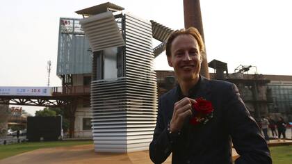El artista holandés Daan Roosegaarde junto a la Smog Free Tower