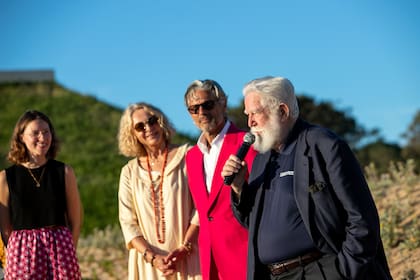 El artista James Turrell, de 78 años, en José Ignacio, con la familia Kofler