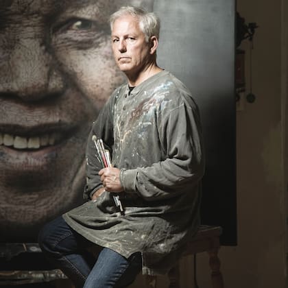 El artista Javier de Aubeyzon se dedica a retratar leyendas, como Mahatma Gandhi y la Madre Teresa de Calcuta. Sabe que el punto fuerte en Mandela es su sonrisa