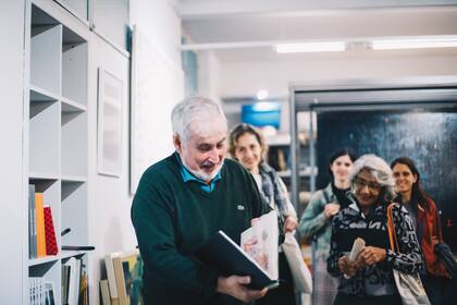 El artista Juan Astica de Tramo Galería (foto: Andrea Massinelli)