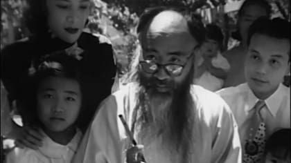 El artista, junto a familiares y allegados, pintando en Mendoza