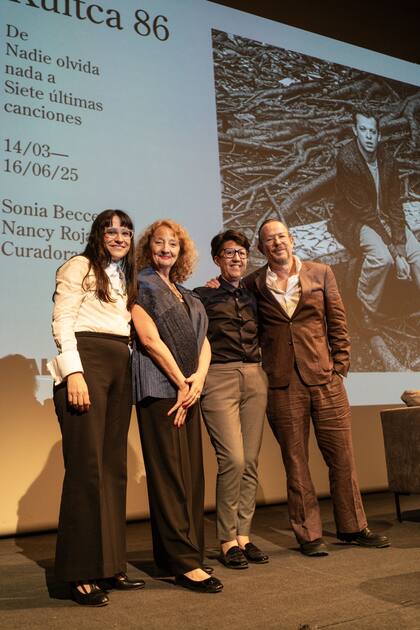 El artista junto a las curadoras Sonia Becce, Nancy Rojas y Marta García