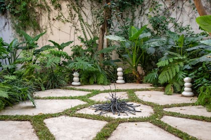 El artista Leo Battistelli trabajó para el jardín tres obras de la serie “Luminosos”. En el centro del patio, una pieza del artista Federico Colletta rodeada por las creaciones de Battistelli, que incorporan luz y arte como parte del paisaje doméstico