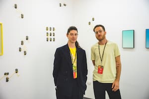 El artista Matías de la Guerra (28) y el galerista Gonzalo Elías (27), en el stand de Remota en Pinta PArC