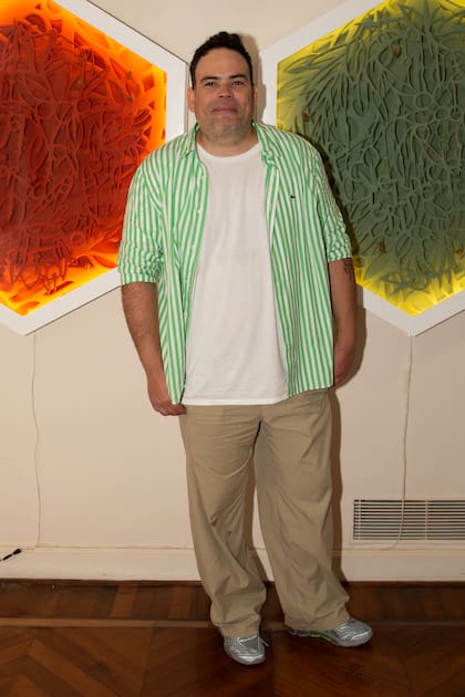 El artista misionero Andrés Paredes ante sus obras. Nació en Apóstoles y es artista visual y diseñador gráfico.