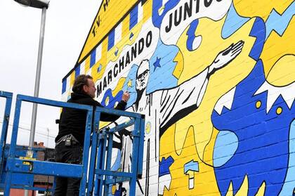 El artista Nicolas Dixon trabajando en el mural en homenaje a Marcelo Bielsa