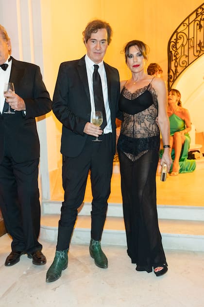 El artista plástico Diego Alexandre y Juana Santillán Braun, con encajes y transparencias.