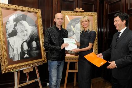 El artista plástico Gustavo Masó, junto con la presidenta de la Fundación Banco Provincia, Karina Rabolini