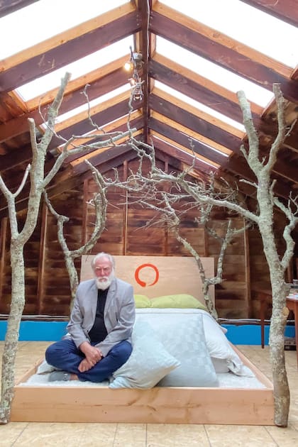 El artista posa en una cama-instalación zen, que diseñó él mismo. Mientras pintaba y se ocupaba de sus heladerías en Nueva York, Cuttica estudió budismo. Hoy, da meditaciones de manera gratuita a través de Internet los jueves por la mañana.