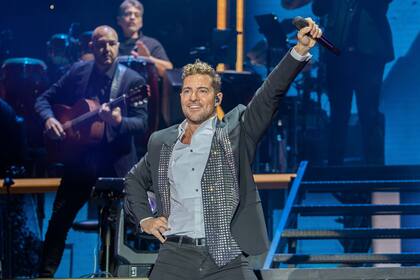 El artista que saltó a la fama por su participación en Operación Triunfo de España en 2002, donde obtuvo el segundo lugar en la competencia, celebrará sus 20 años de música con la nueva gira “Me siento vivo”