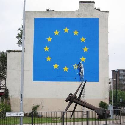 El artista realizó un mural en el puerto de Dover