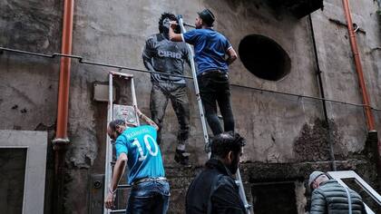 El artista San Spiga trabajando en un mural en Nápoles