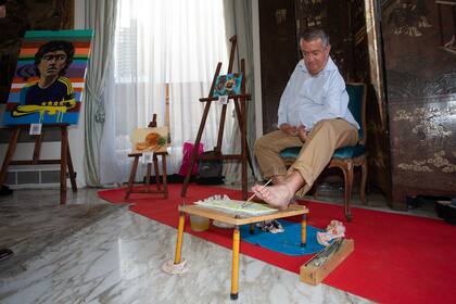 El artista Sergio Adrián Hernández, de la Asociación Mundial de Pintores con la Boca y con el Pie, pintando en vivo con Fundación Festival Arte en "Orillas Solidarias".